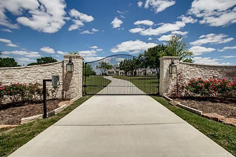 Farm Gates Entrance, Entrance Gates Driveway, Driveway Entrance Landscaping, Farm Entrance, Ranch Gates, Landscape Stairs, Gate Wall Design, Backyard Chicken Coop Plans, Driveway Entrance