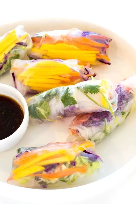 These fresh and easy vegetable spring rolls are colorful, full of flavor and healthy! Served with a sweet and spicy chili sauce, these homemade spring rolls are a healthy vegetarian appetizer or lunch option! Low Fodmap Diet Plan, Fodmap Diet Plan, Green Tea Smoothie, Vegetable Kabobs, Vegetable Spring Rolls, Fresh Spring Rolls, Fodmap Diet Recipes, Best Smoothie, Sweet Potato Wedges