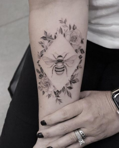 Bang Bang Tattoo on Instagram: “💐🐝 @victoriado” Geometric Bee Tattoo, Geometric Bee, Crown Tattoos For Women, How To Do Makeup, Crown Tattoo, Bee Tattoo, Hairstyle Inspiration, Bang Bang, Tattoo On