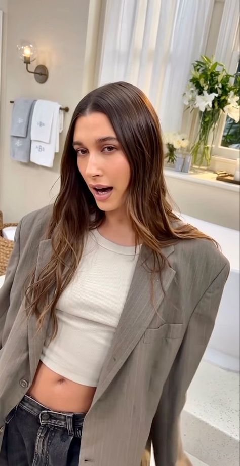 Hailey Bieber Brown Hair, Hailey Bieber Hair, Estilo Hailey Baldwin, 2024 Inspiration, Haircut Inspo, Hailey Bieber Style, Gigi Hadid Outfits, Brunette Hair With Highlights, Hair Appointment