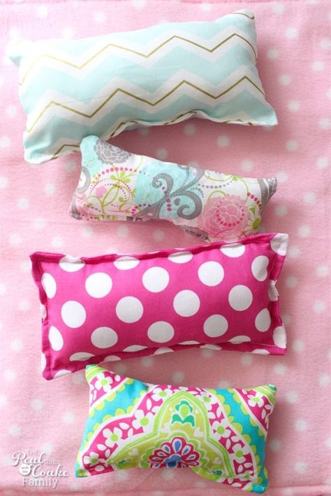 This is super simple sewing and makes great Activities for Kids. We can make these super simple pillows for American Girl Dolls or for Beanie Boos. Small Pillows Diy, Small Pillows Ideas, Small Pillow, Sewing Pillows Ideas, Sewing Activities, Trendy Sewing Projects, American Girl Diy, American Girl Doll Diy, Pillow Crafts