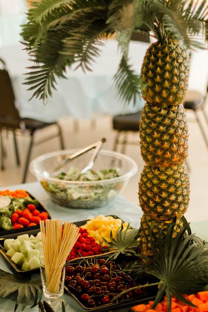 Pineapple Palm Tree Perfect For Summer Or Luau Party ~ I made this for my brother's 50th birthday party ~ it was a luau theme ~ and it turned out awesome! Craft Mermaid, Food Table Decorations, Kabob Sticks, Pineapple Palm Tree, Fruit Table, Mermaid Pool Parties, Spa Food, Mermaid Pool, Summer Pineapple