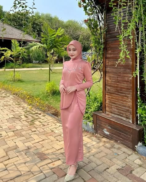 Dres Kondangan, Adat Melayu, Fashion Week Dresses, Fashion Show Dresses, Dress Sewing Tutorials, Muslim Women Hijab, Casual Hijab Outfit, Fashion Hijab, Long Bridesmaid Dress