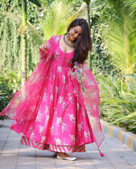 Salwar Suits For Women, Wallpaper Pink Cute, Surbhi Jyoti, Casual Indian Fashion, Casual College Outfits, Indian Fashion Saree, Indian Dresses Traditional, Fashion Illustration Dresses, Bridal Dress Design