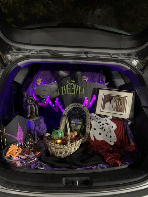 Disney Descendants Trunk Or Treat, Trunk Or Treat Descendants, Decendants Trunk Or Treat, Trunk Or Treat Disney Villains, Evil Queen Trunk Or Treat Ideas, Disney Villian Trunk Or Treat, Disney Villians Trunk Or Treat Ideas, Maleficent Trunk Or Treat Ideas, Disney Villan Party