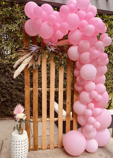 Balloon garland and pallet photo backdrop Pallet Birthday Decor, Balloon Arch Pallet Wall, Pallet Balloon Backdrop, Backdrop With Pallets And Balloons, Pallet Wall Birthday Backdrop, Pallet Backdrop Birthday, Gender Reveal Wood Backdrop, Pallet Photo Backdrop, Pallet Photo Backdrop Graduation