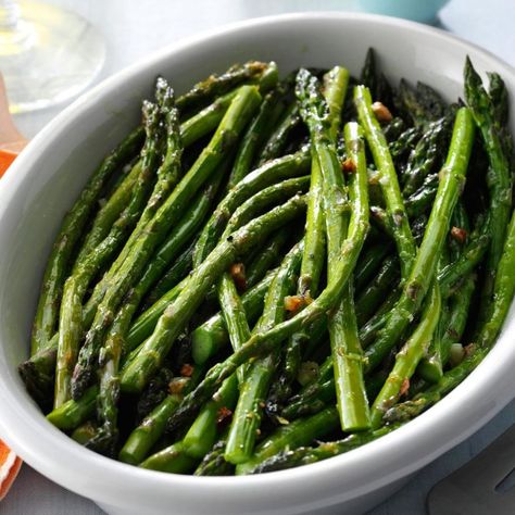 Lemon-Roasted Asparagus Best Asparagus, Easy Asparagus Recipes, Best Asparagus Recipe, Asparagus Recipes Roasted, Lemon Asparagus, Roasted Radishes, Baked Asparagus, Passover Recipes, Roasted Asparagus