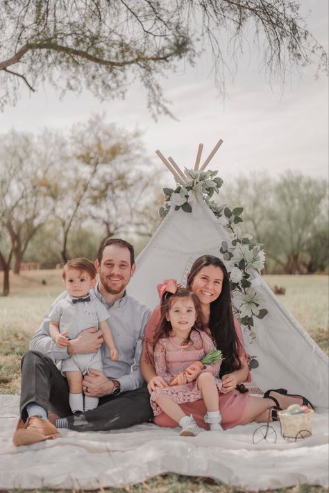 Tent Photoshoot, Photography Set Up Ideas, Teepee Photoshoot, Teepee Photography, Mommy And Me Minis, Diy Photoshoot Ideas, Backyard Photoshoot, Bohemian Photoshoot, Easter Shoot