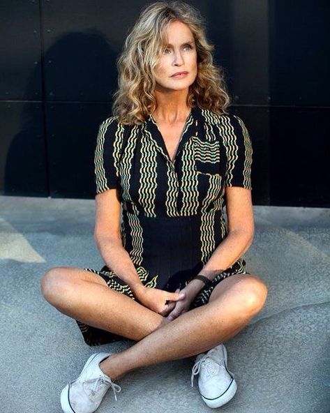 Lauren Hutton Hair, Laura Hutton, Lauren Hutton Style, White Keds, Different Types Of Sneakers, Iconic Models, Lauren Hutton, 90s Models, Ageless Style