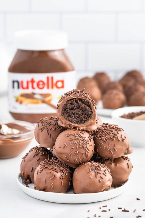 nutella truffles hero image Cake Ideas Chocolate, Nutella Ice Cream Recipe, Oreo Cheesecake Cake, Oreo Cakes, Nutella Truffles, Chocolate Cheesecake Bites, How To Make Nutella, Nutella Ice Cream, Oreo Truffles Recipe