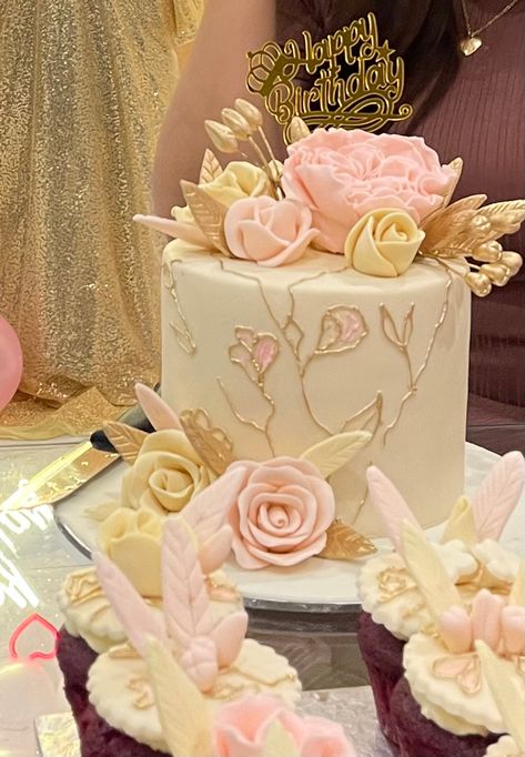 Pink Gold White Cake, Pink And Gold Cakes, Pink Gold And White Party Decoration, Pink White And Gold Cake, Gold And Pink, Pink And Gold Sweet 16 Cake, Pink And Gold Cake, Light Pink And Gold Cake, Pink And Gold Birthday Cake Sweet 16