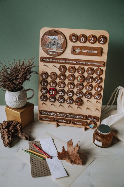 Colourful Desk, Creative Classroom Decor, Classroom Montessori, Wooden Perpetual Calendar, Montessori Calendar, Preschool Calendar, Wall Calendar Design, Classroom Homeschool, Wooden Calendar