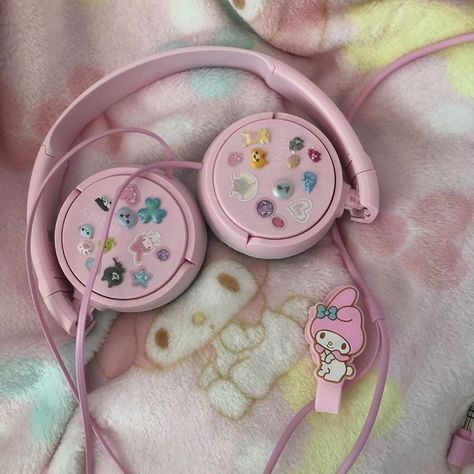 Pastel Wardrobe, Headphone Decoration, Japan Core, Cute Headphones, Charmmy Kitty, Sony Headphones, Hello Kitty Aesthetic, Hello Kitty Items, Dessin Adorable