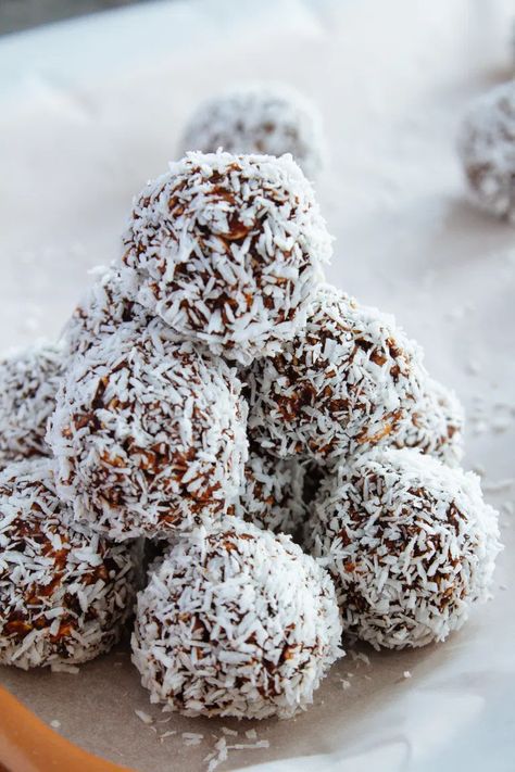 Chocolate Coconut Oat Balls - A LA INGA Coconut Slice, Coconut Balls, Chocolate Oats, Slices Recipes, Snack Treat, Energy Balls, Chocolate Coconut, Classic Food, Healthy Snacks Recipes