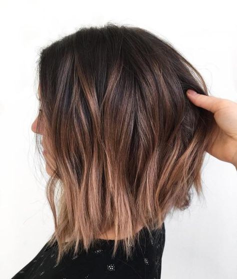 Lob with Beige Balayage Ombre Short Hair Brown, Rambut Brunette, Brown Balayage, Highlights Brown Hair, Short Hair Balayage, Long Bob Hairstyles, Haircut And Color, Brown Blonde Hair, Penteado Cabelo Curto