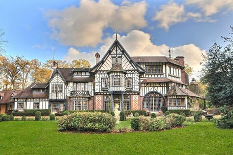 Russian Manor House, Tudor Mansion Exterior, German Mansion, German Cottage, Tudor Mansion, Cottage Mansion, Architecture Cool, Mansion Exterior, Tudor Style Homes