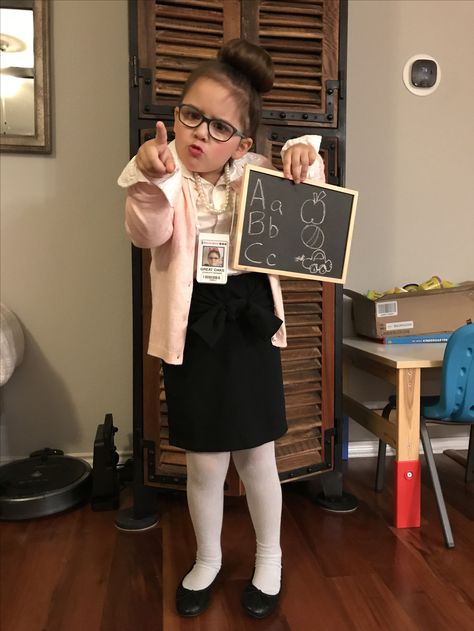 Aluna Maria Valentina - PROFESSORA Dress Like A Teacher Day Kids, Teacher Outfits Kids, Dress Like A Teacher, Career Costumes, Teacher Outfits Dresses, Art Teacher Outfits, About Teacher, Teacher Career, Teacher Halloween Costumes