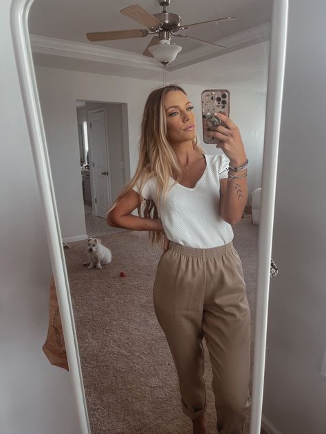 Tan Athletic Pants Outfit, Khaki Color Pants Outfit, Tan Linen Pants Outfit, Kacki Pants, Athletic Pants Outfit, Tan Pants Outfit, Momma Outfits, Outfit Interview, Colored Pants Outfits