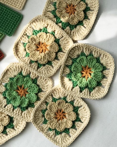 🌱Making floating flower granny squares. I have found a way to prevent the petals from curling. 💪 #shanpocrochet #moclen #crochet #crochetbag #tuimoclen Monstera Crochet Granny Square, Flower Crochet Pattern Square, Hibiscus Granny Square, Granny Square Mug Cozy, Plant Granny Square Crochet, Cottagecore Granny Squares, Autumn Granny Squares, Crochet Flower Squares Pattern Free, Easy Flower Granny Square