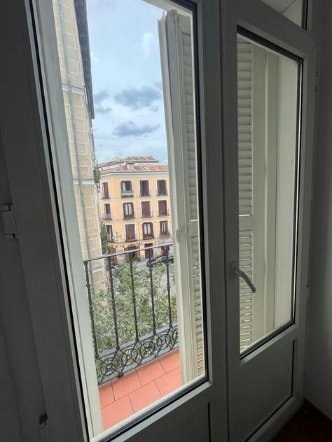 Great bright room in a historical building at the very heart of Madrid!!  With a 135 bed, table, study chair and a two-door wardrobe.   This room is located in a flat with 6 bedrooms and a fitted kitchen.  The decoration is careful and measured with the right and necessary elements to make daily life easier.  The apartment is located in the central area of ​​Madrid, at the very heart of La Latina!!  One of the most multicultural and dynamic neighborhoods in Madrid. From this location you can wal Apartment In Madrid, Spain Apartment, University Apartment, Madrid Apartment, Madrid Hotels, Bright Room, Table Study, Study Chair, Fitted Kitchen