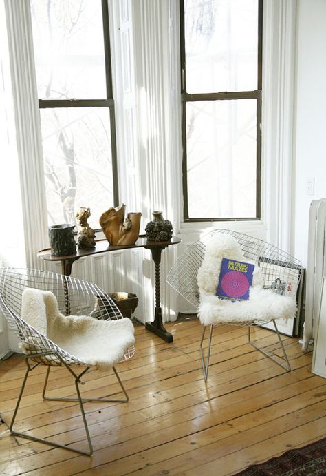 Sheepskin rugs are one of the most popular ways to offset the severity of Bertoia's wire chairs. Here, Sophie Demenge, cofounder of infant brand Oeuf, plays with textures in her kid-friendly home in Brooklyn. See how to utilize sheepskin in your home in this slideshow. Knoll Bertoia Chair, Bertoia Diamond Chair, Bertoia Chair, Harry Bertoia, Open Plan Living Room, Living Room On A Budget, Room Seating, Apartment Style, Corner Chair