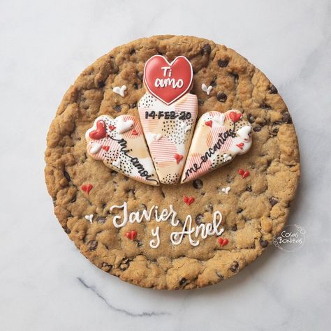 CosasBonitasTRC on Instagram: “Ufff deliciosa galleta gigante de chispas de chocolate decorada con galletas... el cookie cake es la combinación perfecta! . . . . . . .…” Giant Chocolate Chip Cookie Cake, Decorated Big Cookie Cake, Cake Cookies, Cake