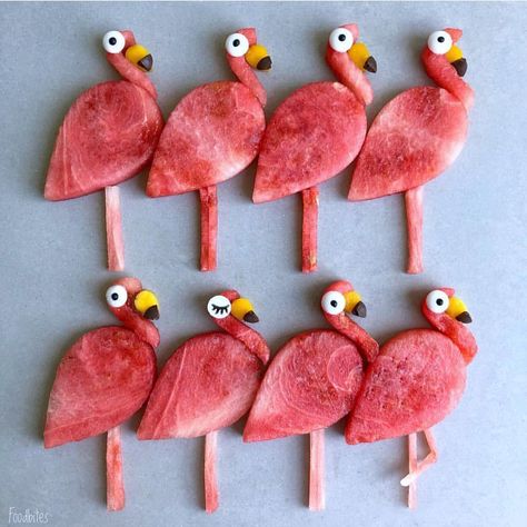 Fruity flamingos! How adorable would these be for a summer party! 💕 by @foodbites #flamingos #cuteness #summer #foodie #foodofinsta… Kotak Bento, Fruit Animals, Decorações Com Comidas, Food Art For Kids, Creative Food Art, Kids Party Food, Easy Food Art, Snacks Für Party, Cute Fruit