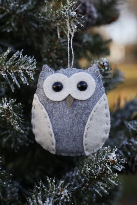 Wool Felt Owl Christmas Ornament Keychain Rearview Mirror - Etsy Christmas Owls Decorations, Sewn Christmas Ornaments, Owl Sewing, Diy Felt Christmas Ornaments, Rearview Mirror Decoration, Owl Christmas, Baby Mobil, Purse Keychain, Felt Owls