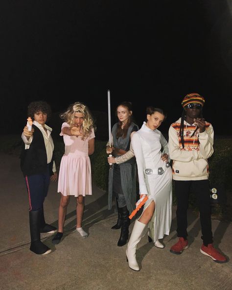 The Stranger Things Kids Are Turning Us Upside Down With Their Halloween Costumes Netflix Stranger Things, Celebrity Costumes, Stranger Things Quote, Stranger Danger, Stranger Things Kids, Stranger Things Actors, Celebrity Halloween Costumes, Stranger Things Have Happened, Photographie Portrait Inspiration