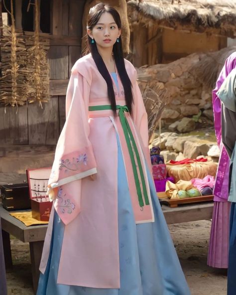 Korean Hanbok Princesses, Korean Traditional Dress Hanbok, Traditional Korean Clothing, Dynasty Clothing, Hanbok Traditional, Traditional Asian Dress, Korean Traditional Clothing, Korean Traditional Dress, Korean Hanbok