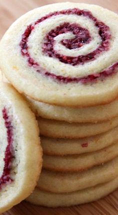 Cranberry-Orange Pinwheel Cookies ❊ Cranberry Cottage, Pinwheel Cookies Recipe, Christmas Holiday Crafts, Cookies Light, Pinwheel Cookies, Holiday Cookies Christmas, Holiday Wreaths Christmas, Christmas Cake Recipes, Wreaths Christmas