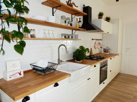 Ikea Kitchen Wood Countertops, White Kitchen Cabinets Wooden Countertop, Bodbyn Kitchen White, Bodbyn Ikea, Ikea Bodbyn Kitchen, White And Wood Kitchen, White Kitchen Units, Ikea Bodbyn, Flat Renovation