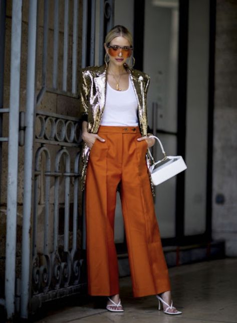 Orange And Gold Outfit, Leoni Hanne, Colourful Pants, Style Parisienne, Parisienne Chic, Giovanna Battaglia, Paris Couture, Fall Transition Outfits, Orange Pants