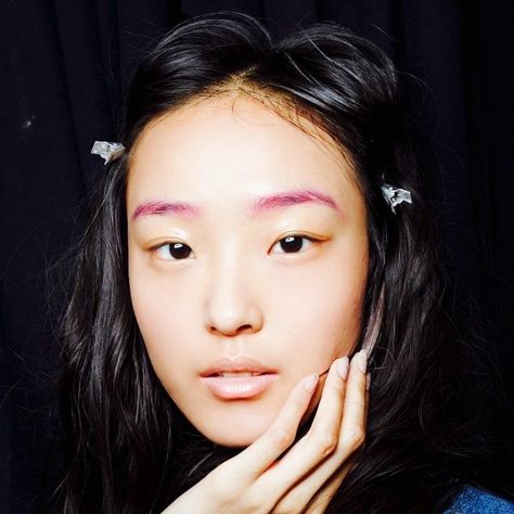 Soft pink eyebrows Red Eyebrows Black Hair, Pink Eyebrows And Hair, Pink Eyebrows Make Up, Bleached Eyebrows Dark Hair, Coloured Eyebrows, Colored Eyebrows Makeup, Eyebrows Inspiration, Fearless Makeup, Colorful Eyebrows