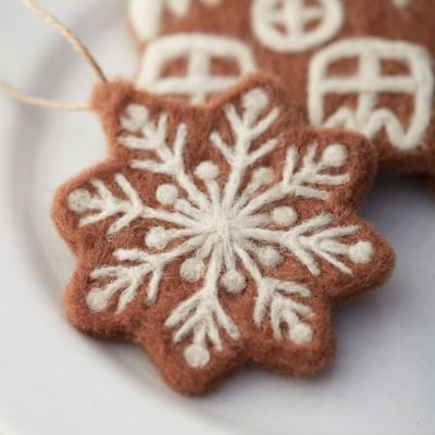 Wool Felted Ornaments, Needle Felted Snowflake, Wool Felt Ornaments Christmas, Needle Felt Ornaments Christmas, Snowflake Felt Ornament, Cute Christmas Stocking Ideas, Wool Felt Christmas Ornaments, Felting Christmas Decorations, Winter Felt Crafts