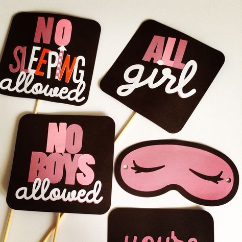 Slumber party photo props!!! Slumber Party Bachelorette, Bachelorette Slumber Parties, Adult Slumber Party, Slumber Party Birthday, Girls Slumber Party, 16 Gifts, Pyjamas Party, Party Sleepover, Mystery Parties