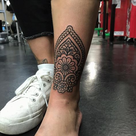 Absolute symmetry!!Love these geometric calf pieces by @savannahcolleen !!! #sacredgeometry #geometrictattoo #geometrychaos #mandala… Symmetry Tattoo, Black Line Tattoo, Polynesian Tattoos Women, Girl Back Tattoos, Ornamental Tattoo, Japanese Sleeve Tattoos, Floral Tattoo Design, Full Sleeve Tattoos, Henna Tattoo Designs