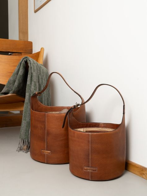 Project 26 and 27 our new Buckets for your knitting project. Beautiful and elegant🤎   Here shown in the color walnut🤎 Lenny Niemeyer, Leather Crafting, Yarn Storage, Project Bags, Raw Leather, Leather Ideas, Knitting Project Bag, Diy Bags, Project Bag