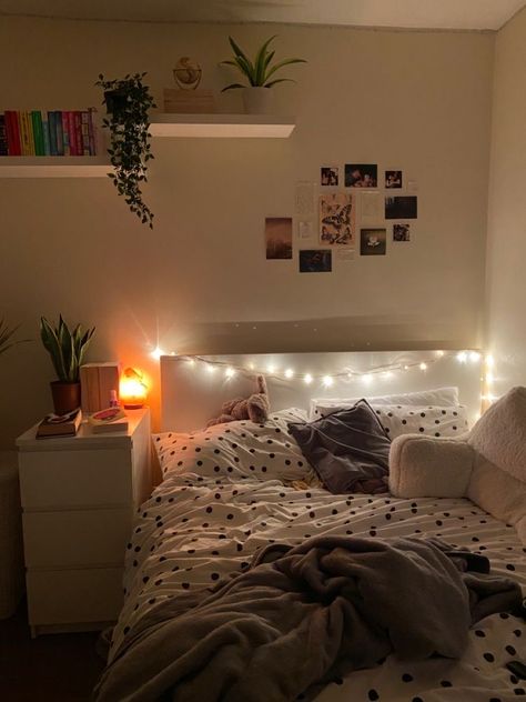 Aesthetic Rooms Simple, Bed In The Corner Of The Room, Aesthetic Area Rug, Room Ideas Queen Bed, Cute Room Ideas For Small Rooms Bedrooms, Bedframe Aesthetic, Room Ideas Basic, Simple Teen Bedroom, Minimalist Bedroom Ideas For Small Rooms