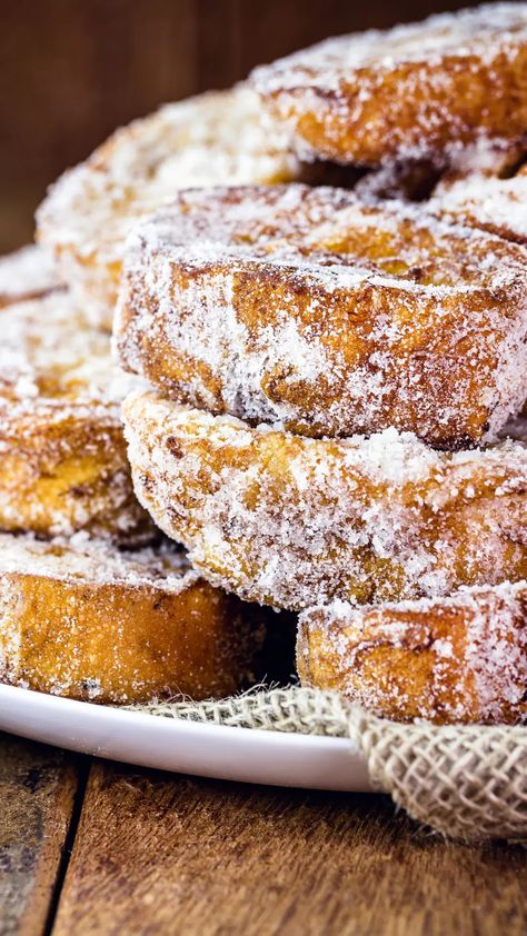 How To Prepare Rabanada: Brazilian-Style French Toast Christmas French Toast, Pancake Crepes, Pancake Muffins, Food Bread, Bread Dip, Brazilian Style, Stale Bread, Egg Whisk, Sweet Delights