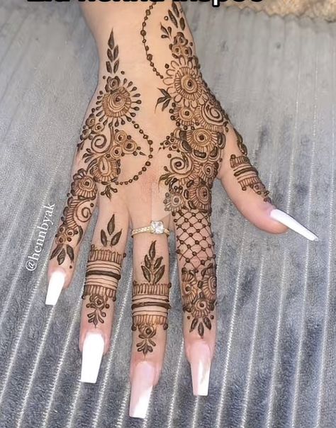 Palm Henna Designs, Henna Designs Back, Party Henna, Henna Flower Designs, Cute Henna Designs, Palm Mehndi Design, Arabic Henna Designs, Henna Inspired Tattoos, Cute Henna