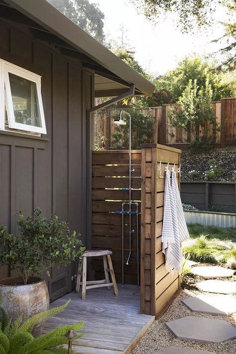 15 Stunning Outdoor Shower Ideas to Borrow for Your Own Backyard Diy Outdoor Shower Ideas, Outdoor Shower Ideas, Outdoor Shower Fixtures, Outdoor Shower Kits, Outside Showers, Outdoor Shower Enclosure, Outdoor Shower Diy, Outdoor Bathroom Design, Pool Shower