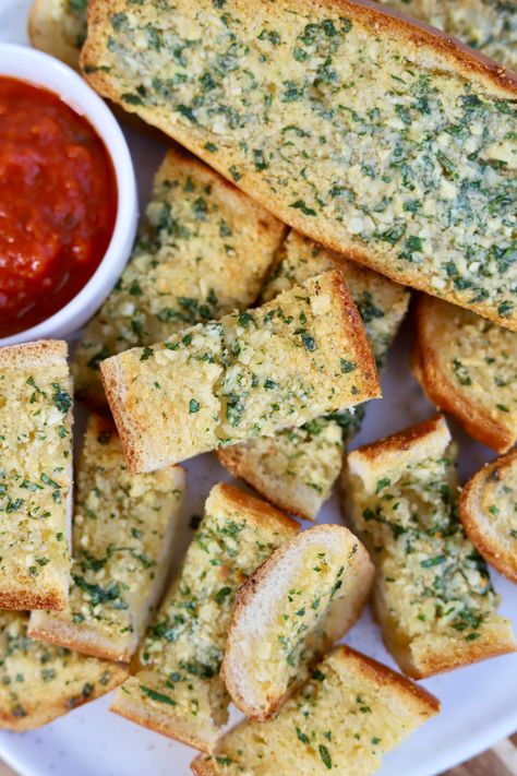 Foolproof Homemade Garlic Bread - Slice of Jess Garlic Bread With Sliced Bread, Cheese Garlic Bread, French Loaf, Homemade Garlic Bread, Sliced Bread, I Want To Eat, Perfect Side Dish, Vegetarian Cheese, Garlic Butter