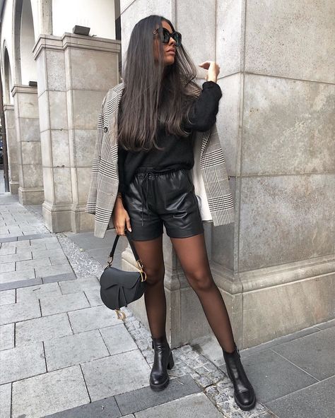 Leather Shorts With Tights, How To Wear Shorts, Black Faux Leather Shorts, Leather Shorts Outfit, Look Shorts, Shorts Tights, Black Leather Shorts, Faux Leather Shorts, Fasion Outfits