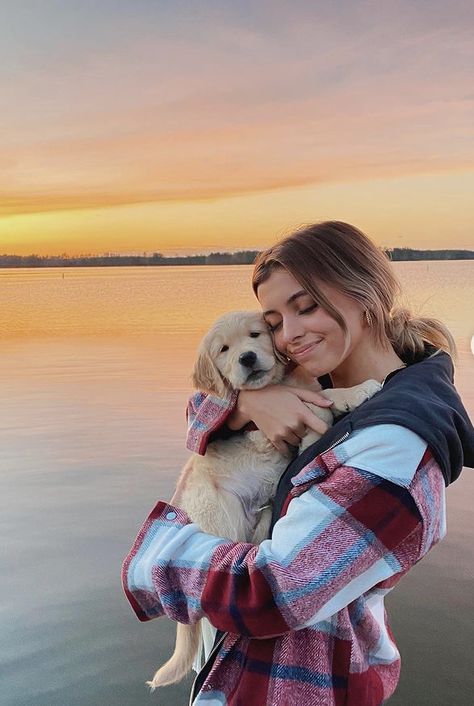 Puppy Beach Photoshoot, Photo Shoot With Puppy, Pics With Puppy, Puppy Photo Shoot Ideas, Instagram Picture Ideas With Dog, Poses With Dogs Instagram, Beach Photos With Dog, Mom And Dog Photoshoot, New Puppy Photoshoot