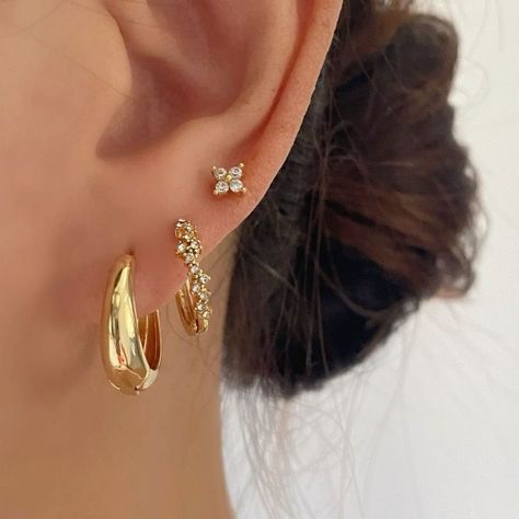 Gold Ear Aesthetic, Gold Hoop Huggies, Earring Stack Ideas 3 Holes, Aesthetic Earring Stack, 3 Earrings Piercing In A Row, 3 Piercings Ear Lobe, Gold Ear Jewelry, Gold Ear Stack, Gold Jewellery Earrings