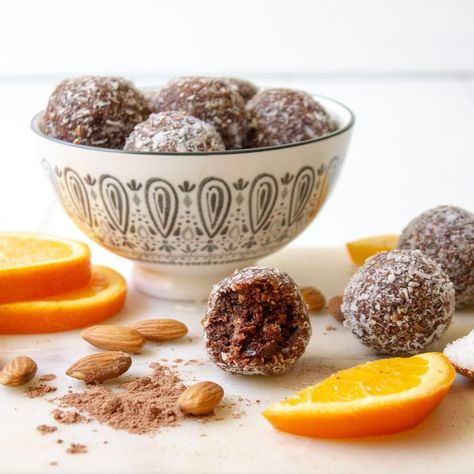 Chocolate Orange Almond Bliss Balls Snack Balls, Healthy Food Ideas, Bites Recipes, Healthy Food Habits, Orange Smoothie, Corn Fritters, Lunch Box Snacks, Bliss Balls, Protein Balls