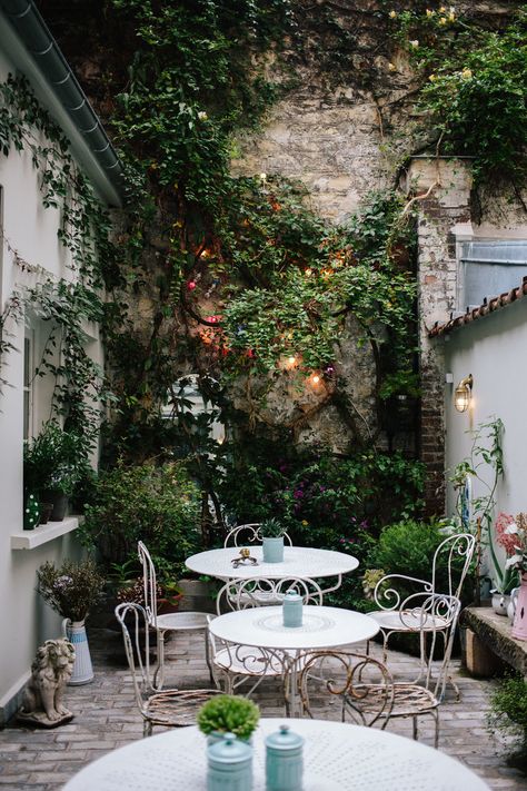 French Backyard, Paris In September, Patio Grill, Italian Cafe, House Outdoor, Rooftop Patio, Outdoor Cafe, Outdoor Balcony, Italian Garden