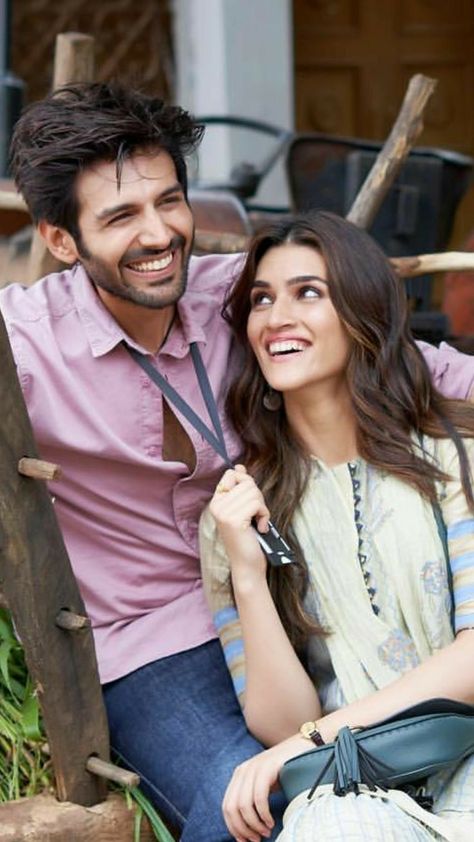 Luka Chuppi, Bollywood Images, Romantic Photoshoot, Bollywood Couples, Cute Couples Photography, Image Nature, Kriti Sanon, Love Couple Photo, Couple Photoshoot Poses