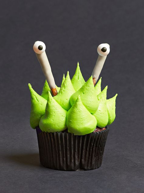 Green Cupcakes Ideas, Cute Halloween Cupcakes, Halloween Food Cupcakes, Creepy Halloween Food, Spooky Halloween Food, Green Cupcakes, Cupcakes Ideas, Monster Cupcakes, Fun Halloween Food